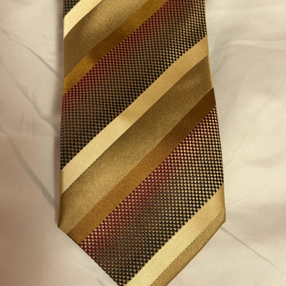 Hermoso New York brand Elegant‎ Striped Tie in Gold and Brown silk